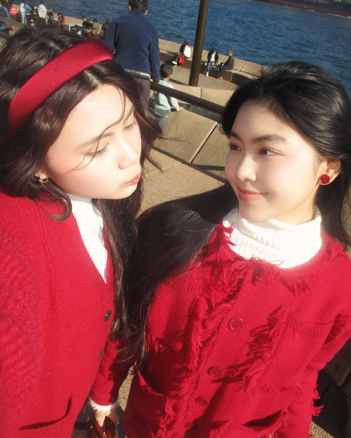 Nhan sắc của của 2 được nhiều người khen ngợi là "mỗi người một vẻ, mười phân vẹn mười".