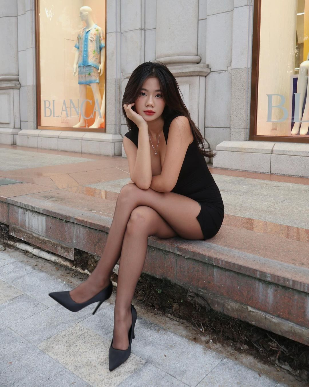 Tuy nhiên ở ngoài đời, cô nàng lại theo đuổi phong cách gợi cảm, quyến rũ.