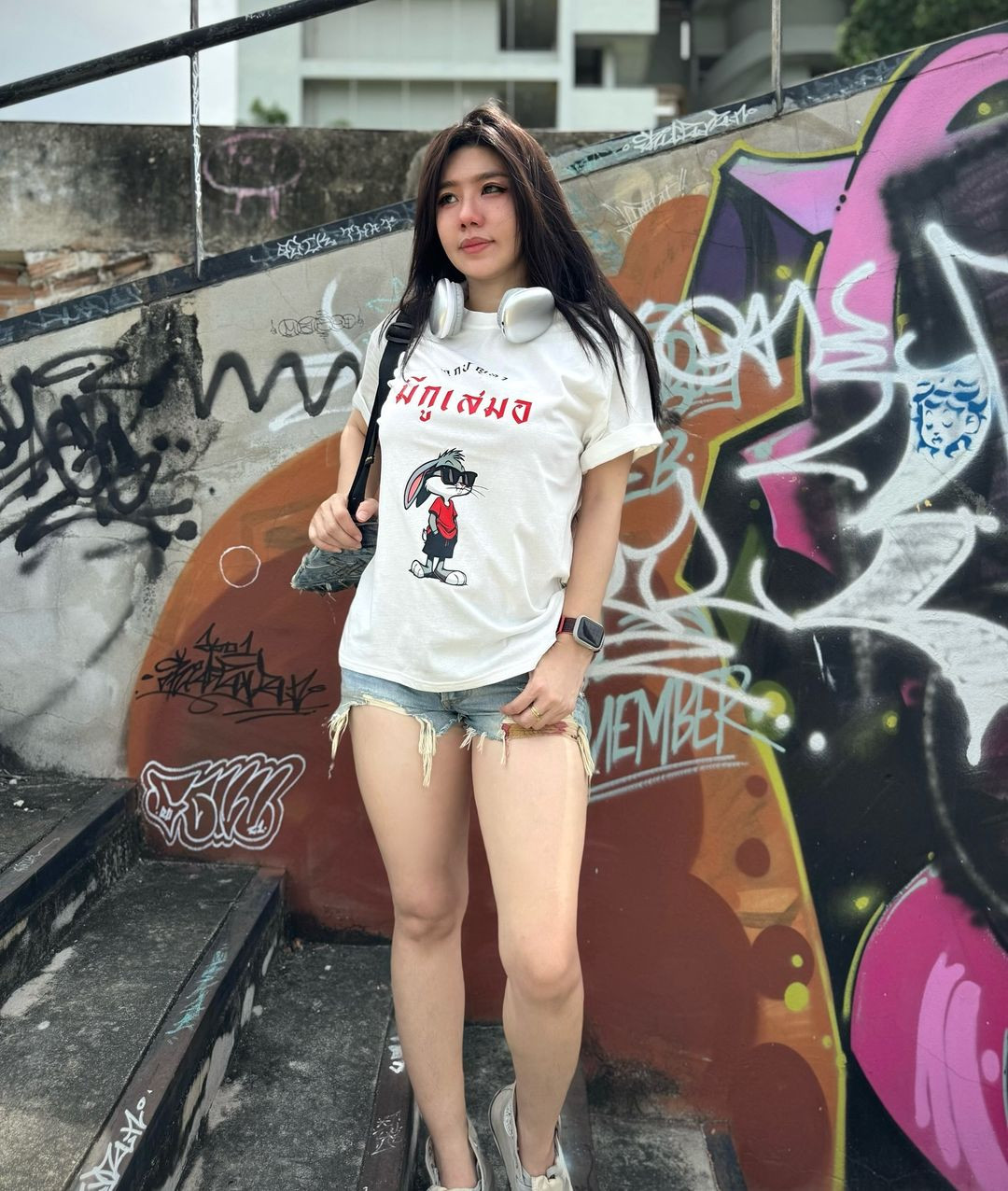 Trên mạng xã hội, cô nàng sở hữu 1,7 triệu fan trên Facebook, 3,7 triệu người theo dõi trên Instagram.