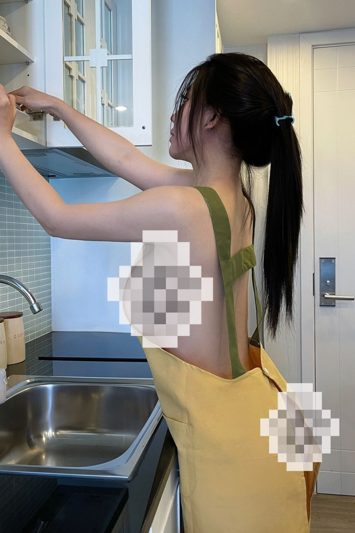 Nhiều người bày tỏ loạt ảnh này vô cùng phản cảm, cô nàng ăn mặc như vậy chủ yếu chỉ để câu view mà thôi, bởi trong những bức ảnh cô nàng cũng không có vẻ gì như đang nấu ăn, mà chỉ dùng 1 quả trứng làm đạo cụ mà thôi.