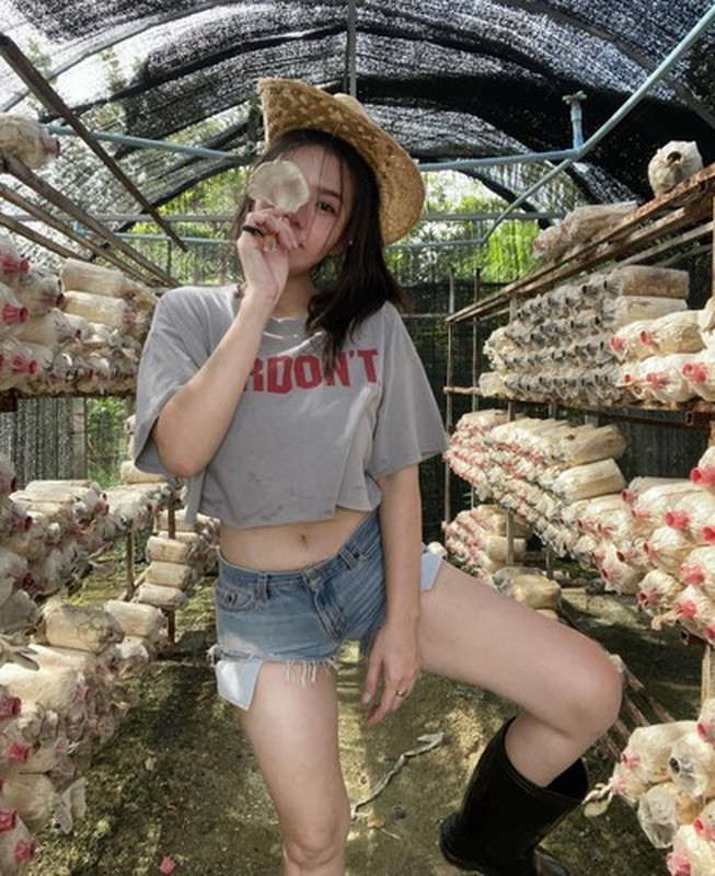 Trong loạt ảnh hóa thân thành nông dân, nàng hot girl diện những trang phục thiếu vải như quần jean ngắn, áo croptop. Không chỉ vậy, biểu cảm gương mặt của cô nàng cũng vô cùng gợi cảm với phần má ửng đỏ, không rõ do làm việc dưới trời nắng mệt hay do trang điểm, hay vì một lý do nào khác.