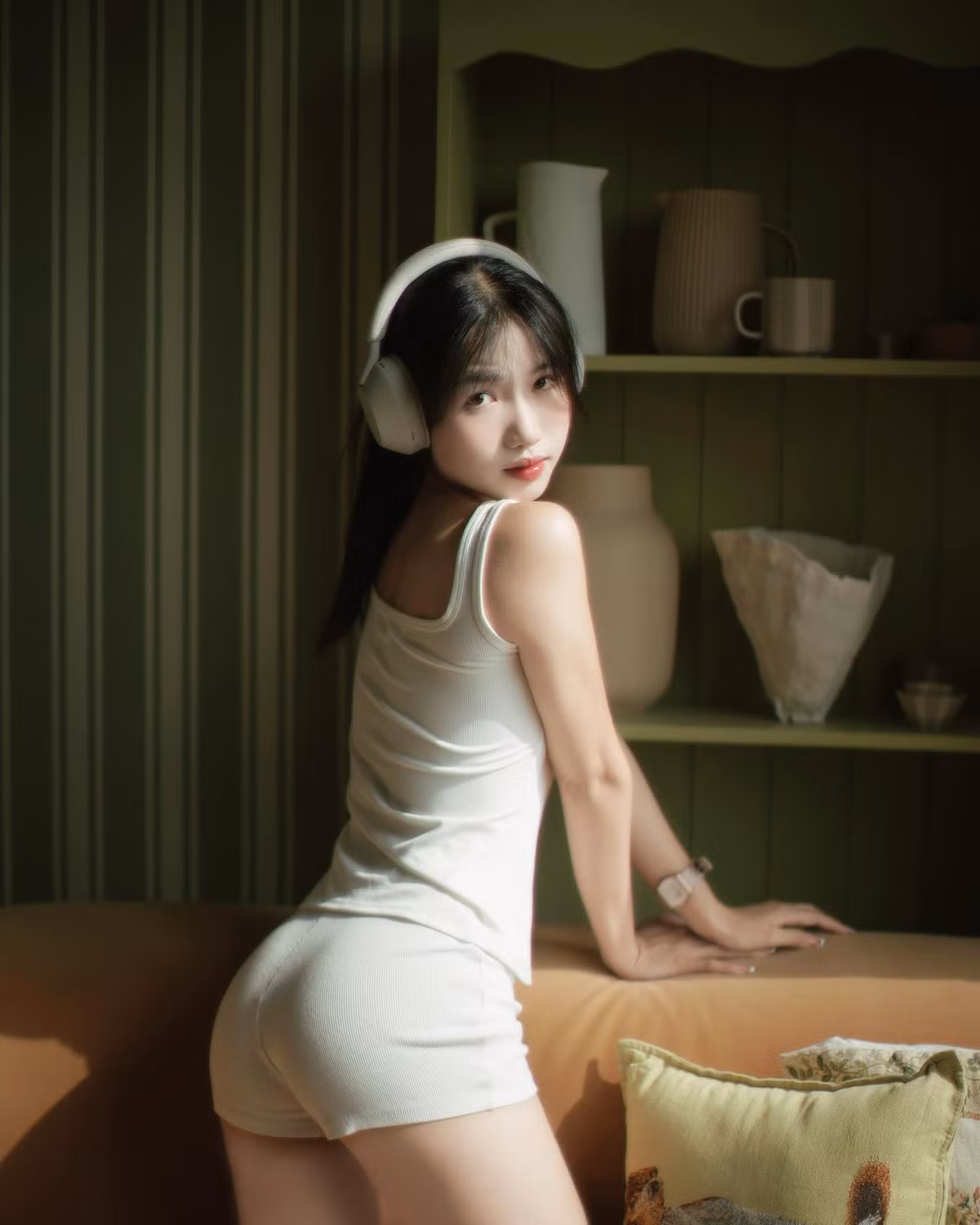 Không hề nản chí bởi những bình luận tiêu cực, Minh Ngọc tiếp thu ý kiến, dần hoàn thiện bản thân mình hơn. Đến hiện tại, cô nàng được nhận xét có gu hơn, phong cách trang điểm cũng phù hợp hơn trước rất nhiều.