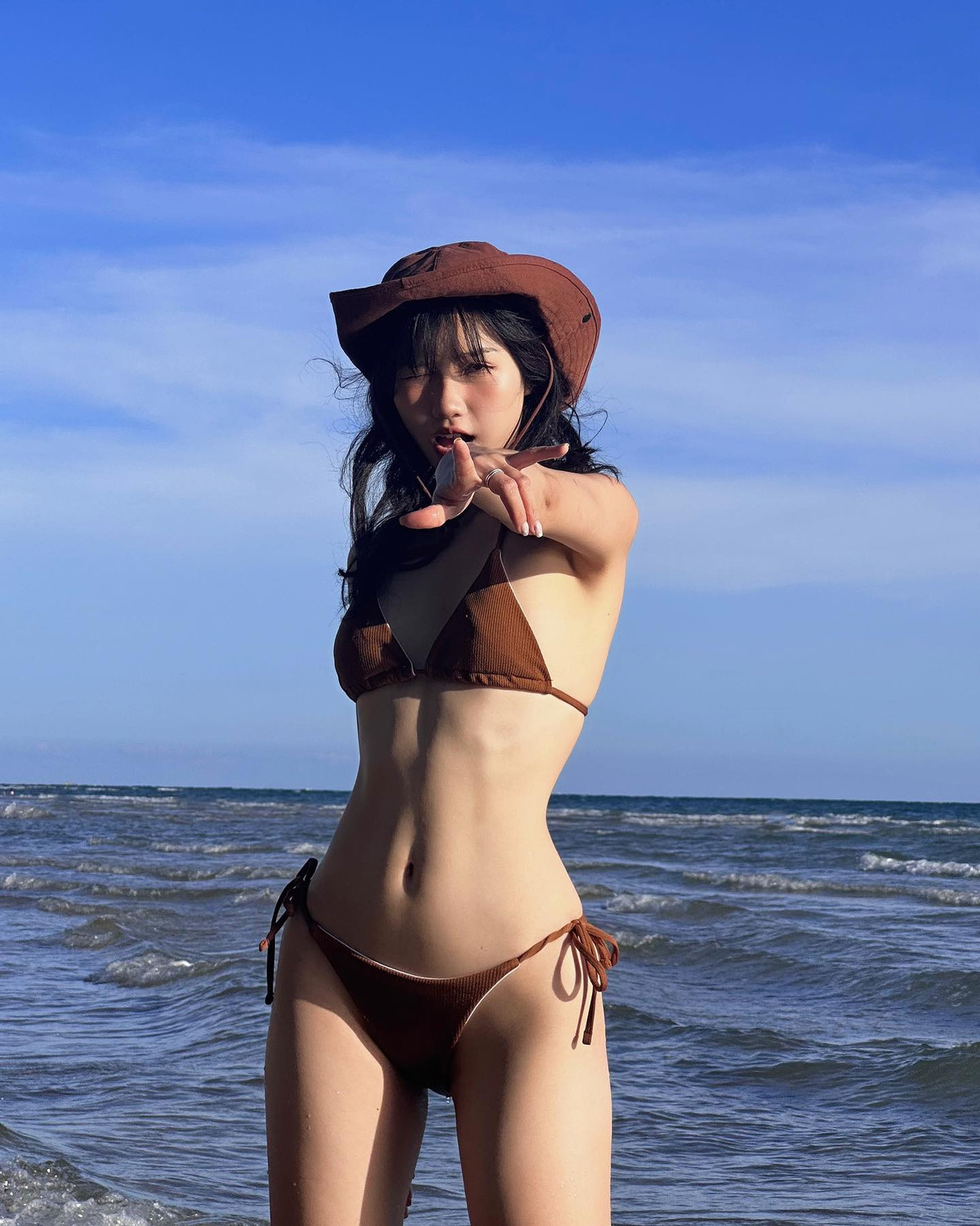 Minh Ngọc khoe trọn body cực hút mắt trong thiết kế bikini 2 mảnh nhỏ xíu.