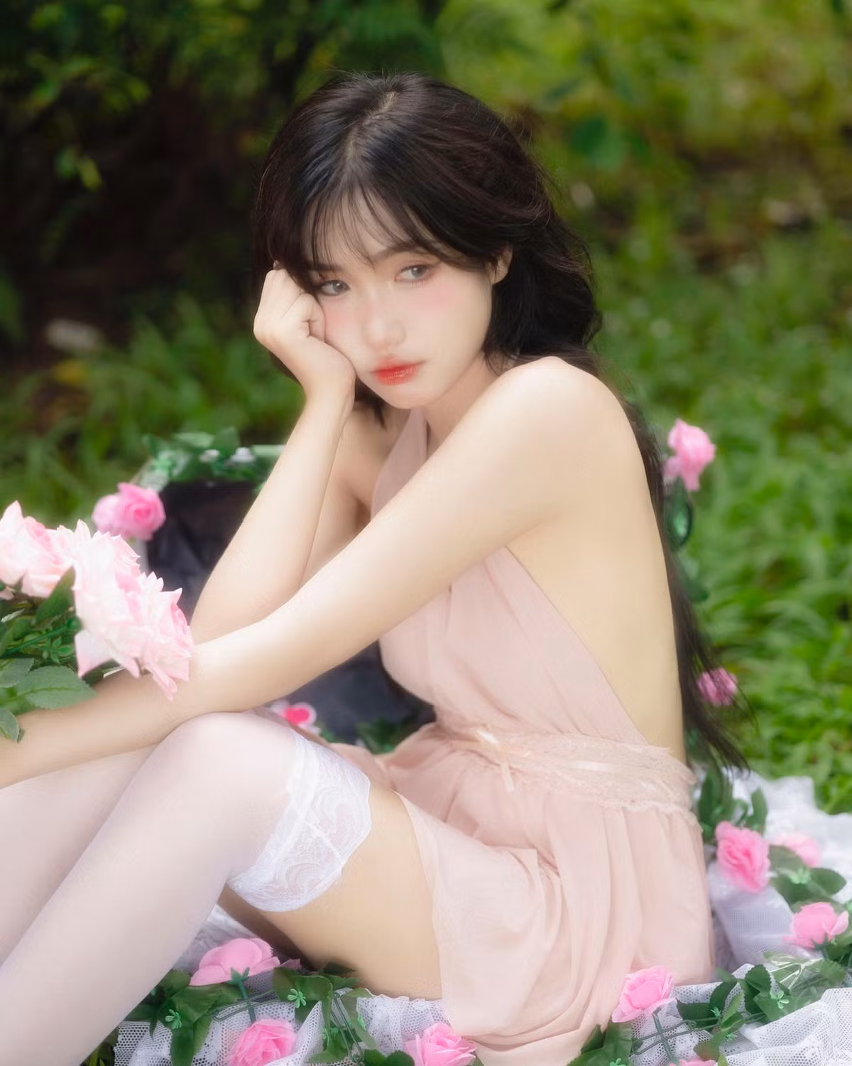 Tuy nhiên ban đầu, nhiều clip của cô nàng bị chê phối đồ không quá có gu, không chỉ vậy, cách trang điểm của Minh Ngọc cũng không thực sự phù hợp, mặc dù cô nàng là một blogger liên quan đến lĩnh vực làm đẹp.