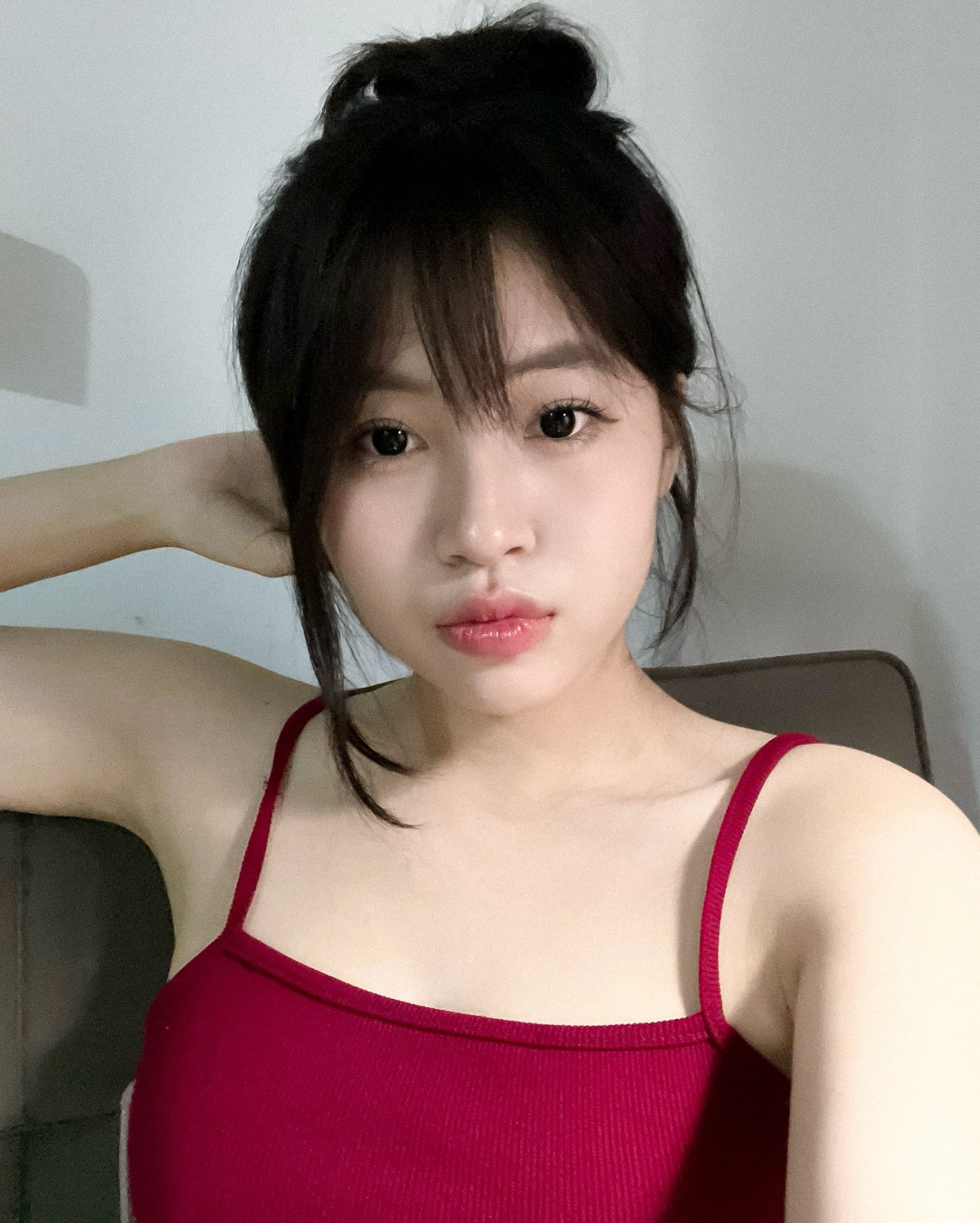 Út Quyên sở hữu gương mặt nhỏ xinh xắn với đôi mắt to tròn, chiếc môi chúm chím cùng làn da trắng hồng.