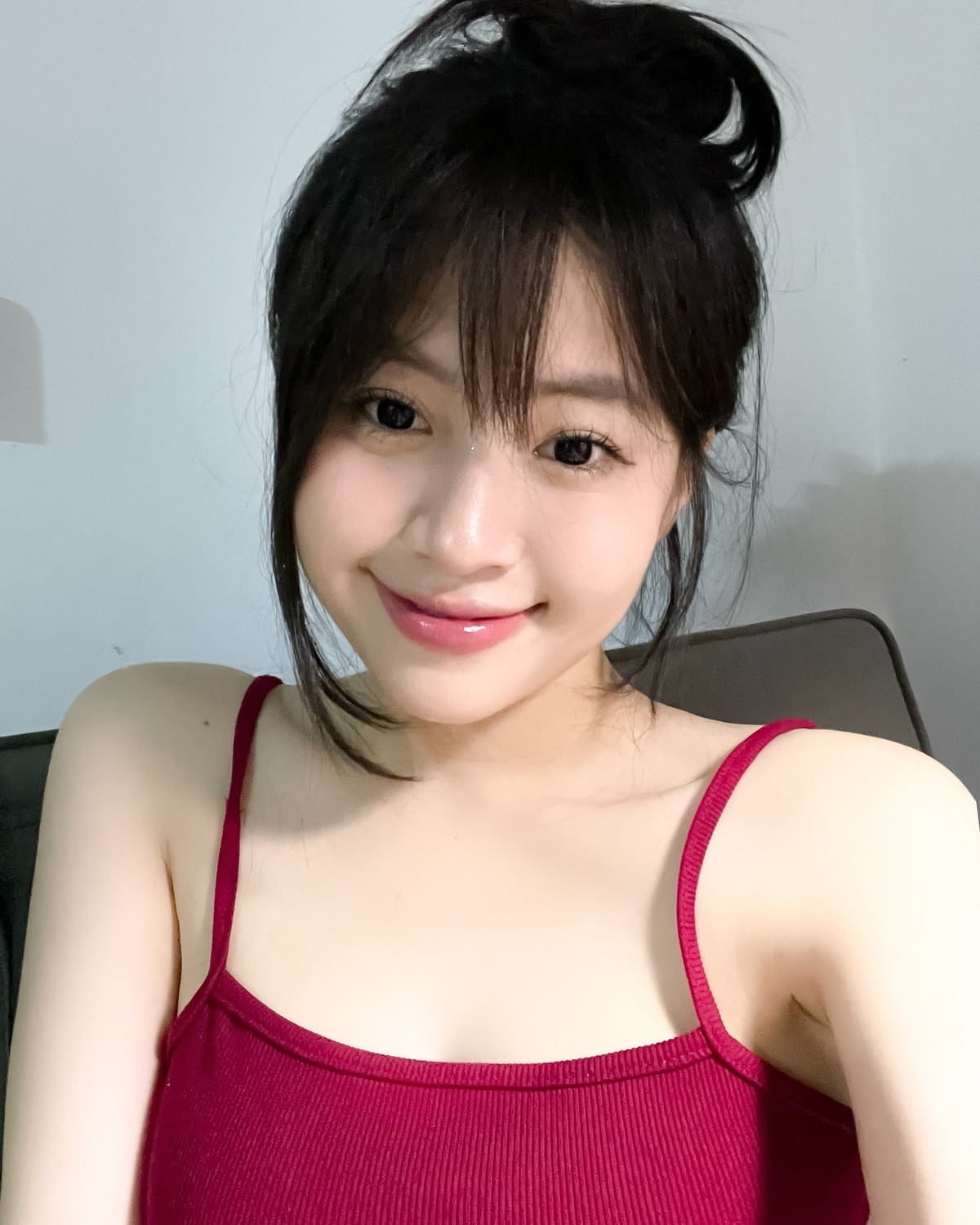 Trước đây, Út Quyên thường trung thành với kiểu tóc dài tự nhiên, mới đây cô nàng đã "xuống tóc", cắt thêm phần mái khiến ngoài hình càng thêm đáng yêu.