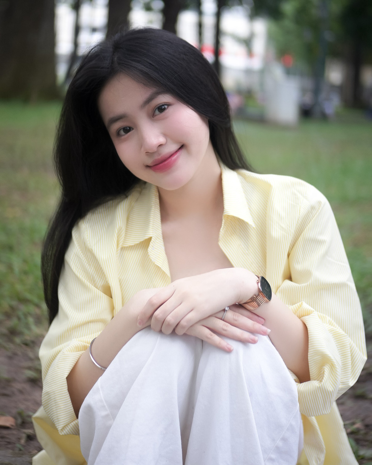 Hiện Út Quyên đang học tập và sinh sống tại Bình Định. Cô nàng từ ngày học cấp 3 đã gây chú ý với cái tên đặc biệt của mình.