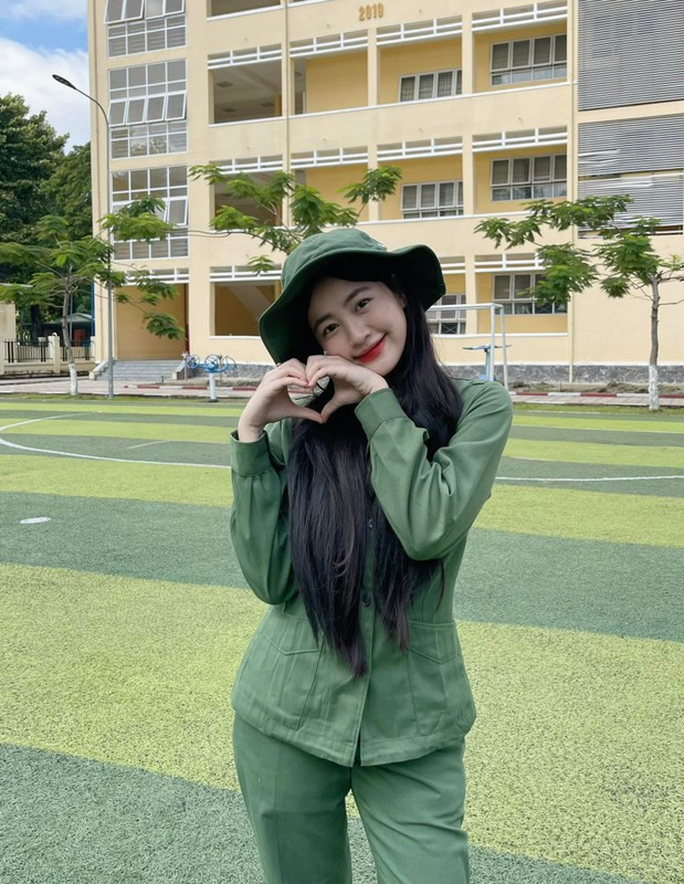 Hình ảnh cô nàng trong màu áo quân sự từng được rất nhiều diễn đàn về gái xinh đăng tải, thu hút lượng lớn người quan tâm cũng như truy tìm thông tin về nàng hot girl đất võ.