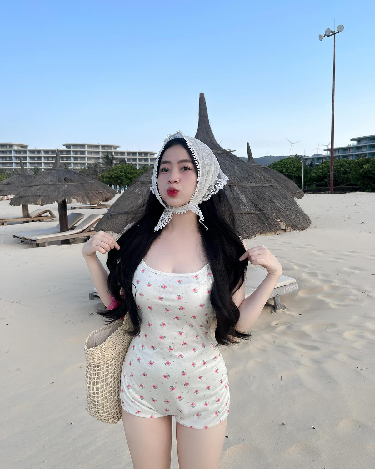 Dù không thường xuyên đăng tải hình ảnh lên mạng xã hội, tuy nhiên mỗi lần đăng tải ảnh cô nàng đều thu hút rất nhiều sự quan tâm, chú ý.