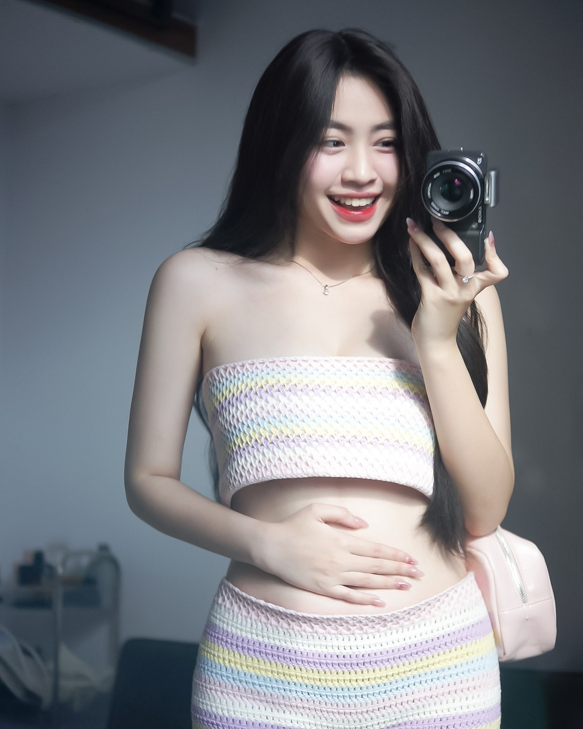 Vẻ ngoài trong veo nhẹ nhàng của Út Quyên thường được các nhãn thời trang có phong cách nữ tính, dịu dàng chú ý và mời hợp tác.