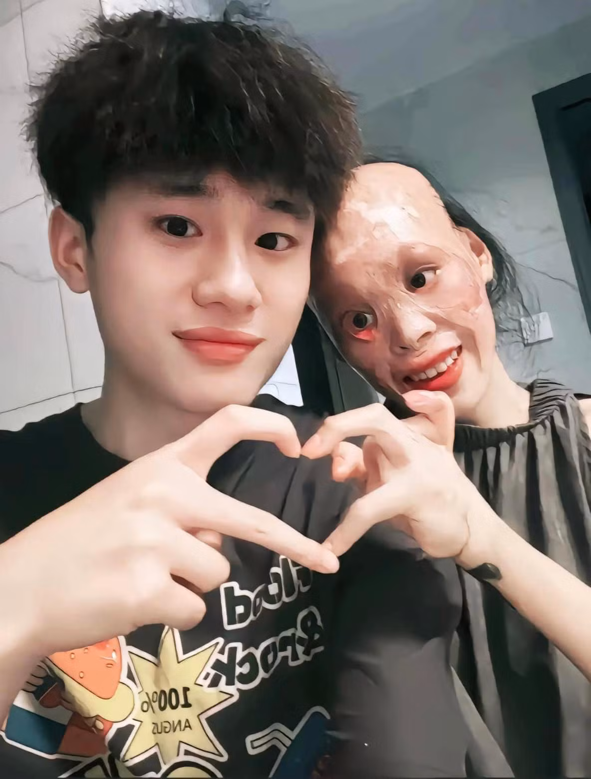 Những ngày vừa qua, những hình ảnh vể một cặp đôi với sự chênh lệch về ngoại hình gây xôn xao khắp mạng xã hội. Được biết cặp đôi này đến từ Trung Quốc.