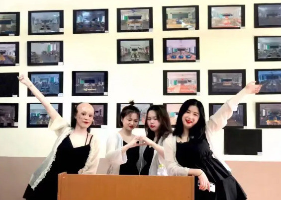 Hiện tại, Tiểu Lý sống cuộc sống vui vẻ bên những người bạn, cũng như hạnh phúc bên bạn trai, cả 2 thường đăng tải những hình ảnh tình tứ ngọt ngào lên trang cá nhân. (Ảnh: Tiktok)