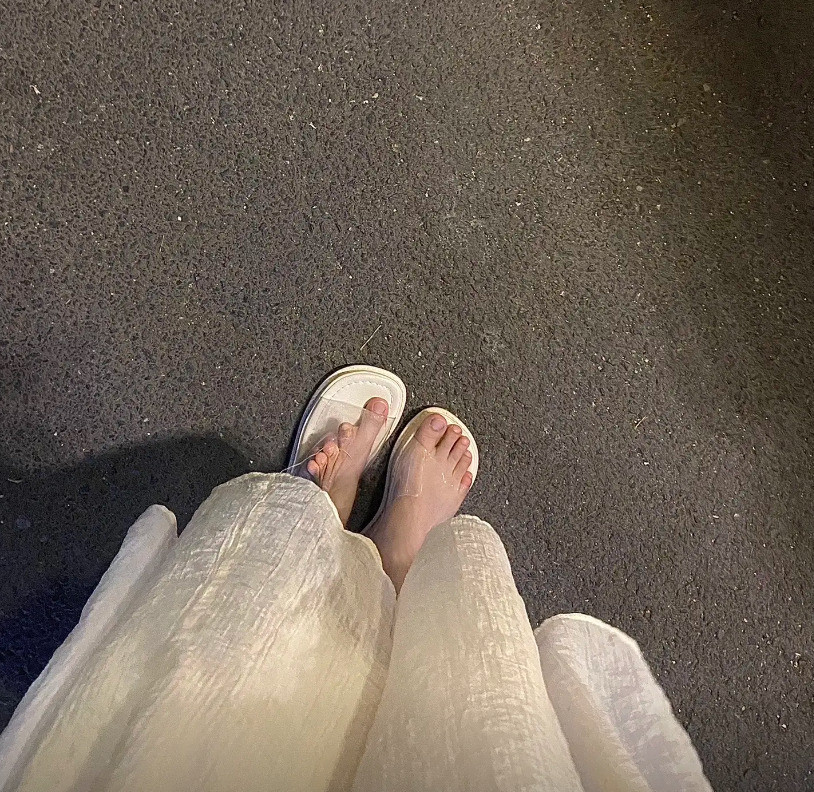 Bàn chân của cô gái cũng bị biến dạng.