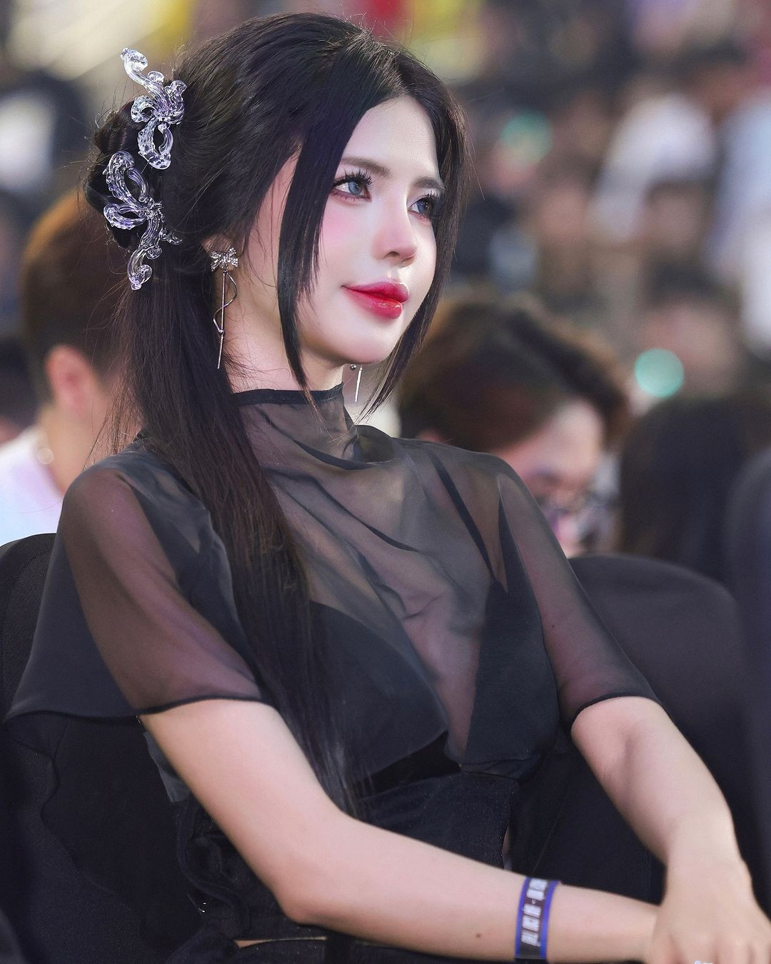 Mai Dora luôn biết cách làm mình nổi bật trong những lần xuất hiện trước ống kính với cách phối đồ cá tính nhưng vô cùng quyến rũ.