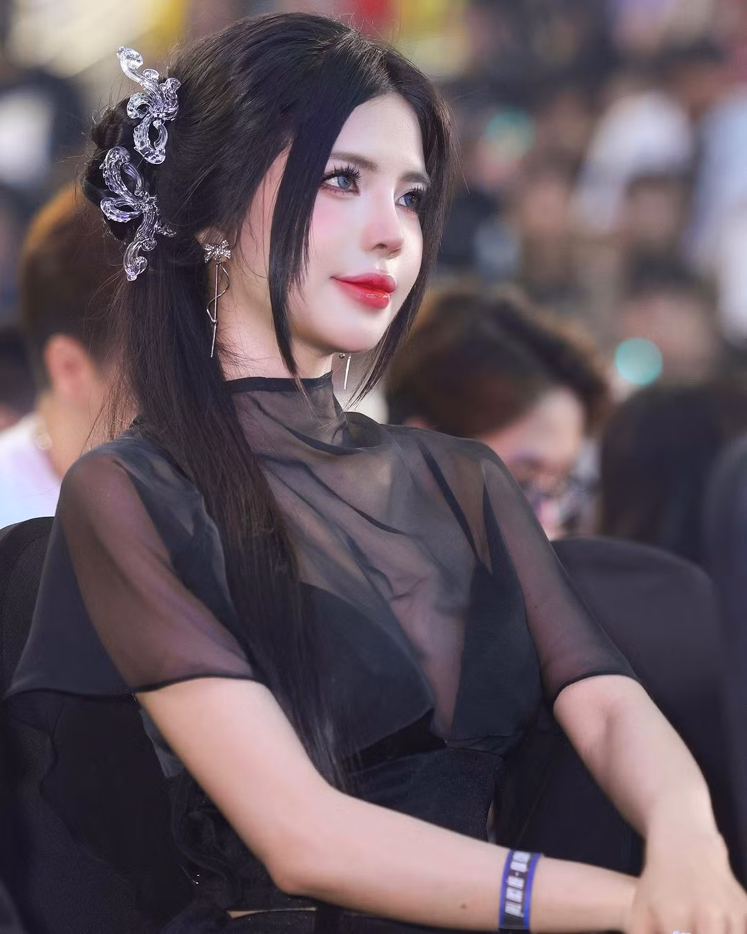 Mai Dora luôn biết cách làm mình nổi bật trong những lần xuất hiện trước ống kính với cách phối đồ cá tính nhưng vô cùng quyến rũ.