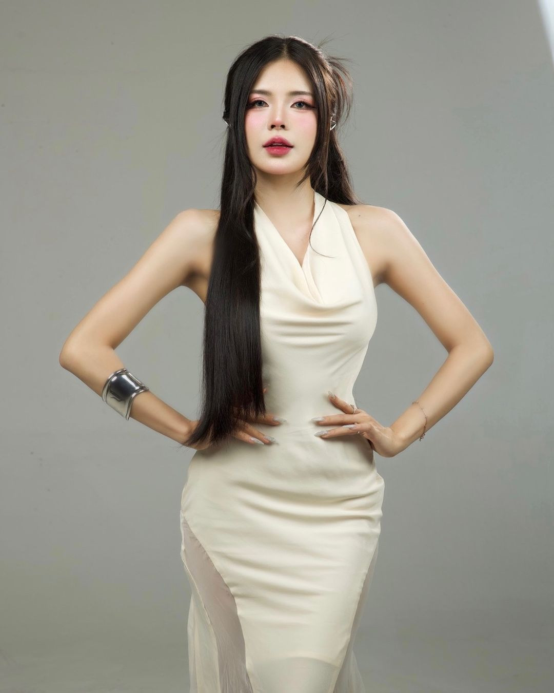 Nàng MC sở hữu đôi mắt có hồn với ánh nhìn vô cùng sắc sảo. Diện trên mình thiết kế váy ôm màu trắng, cô nàng khoe trọn thân hình chữ S gợi cảm.