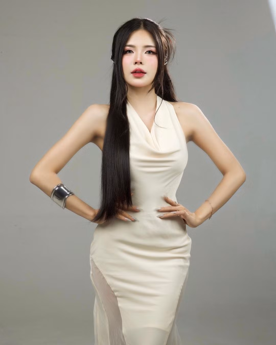 Nàng MC sở hữu đôi mắt có hồn với ánh nhìn vô cùng sắc sảo. Diện trên mình thiết kế váy ôm màu trắng, cô nàng khoe trọn thân hình chữ S gợi cảm.