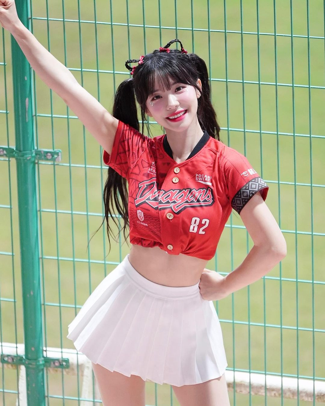 Những chiếc váy siêu ngắn được nàng hoạt náo viên ưa diện, khoe đôi chân trắng xinh thẳng tắp.