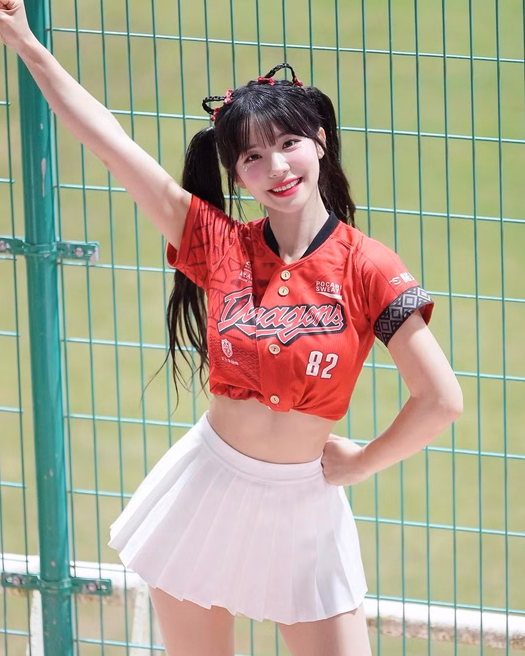 Những chiếc váy siêu ngắn được nàng hoạt náo viên ưa diện, khoe đôi chân trắng xinh thẳng tắp.