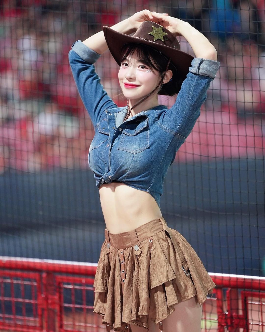 Lee Da Hye trong tạo hình như một nàng cao bồi gợi cảm.