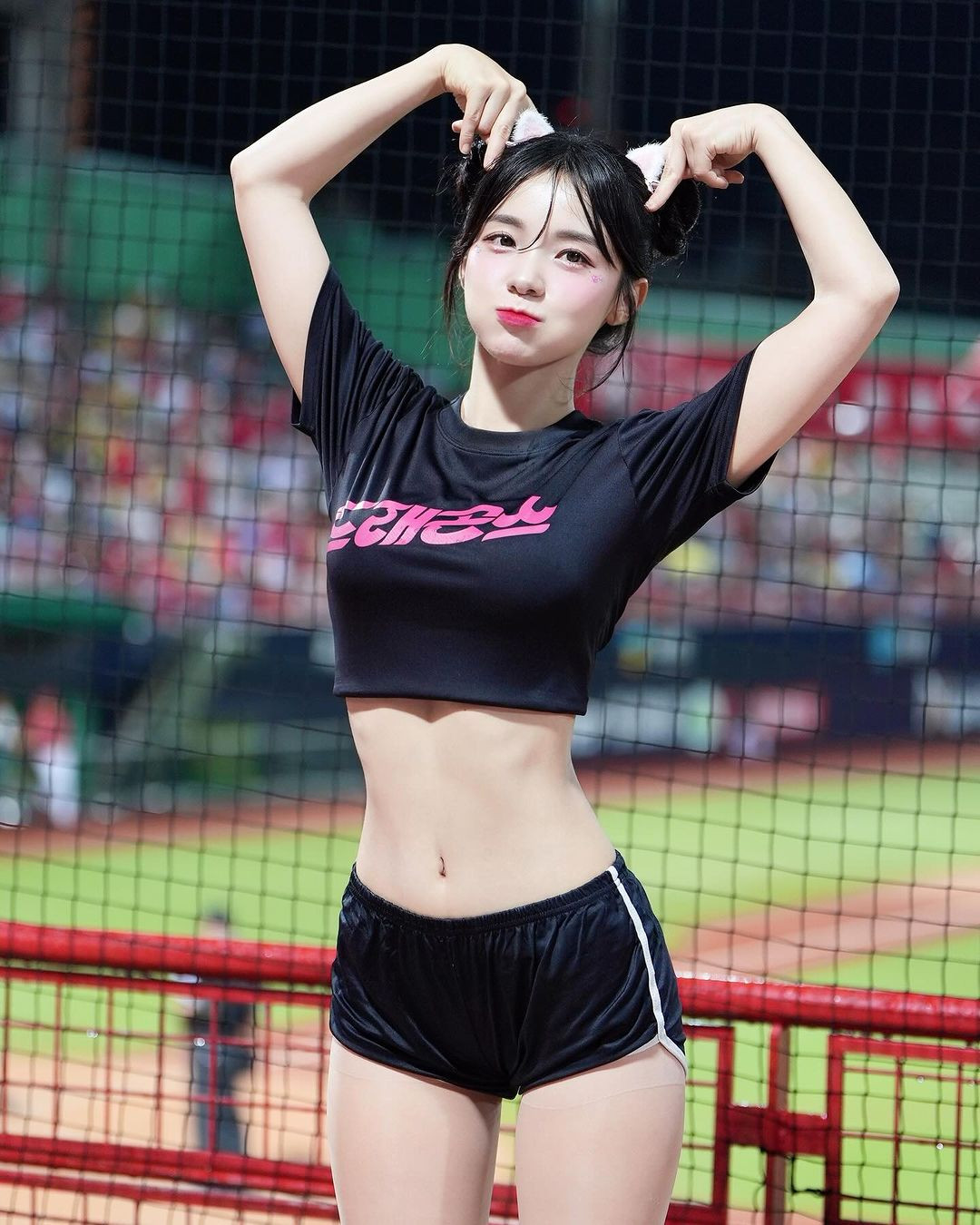 Thân hình "đẹp đến từng cen-ti-met" khiến người xem không thể rời mắt.