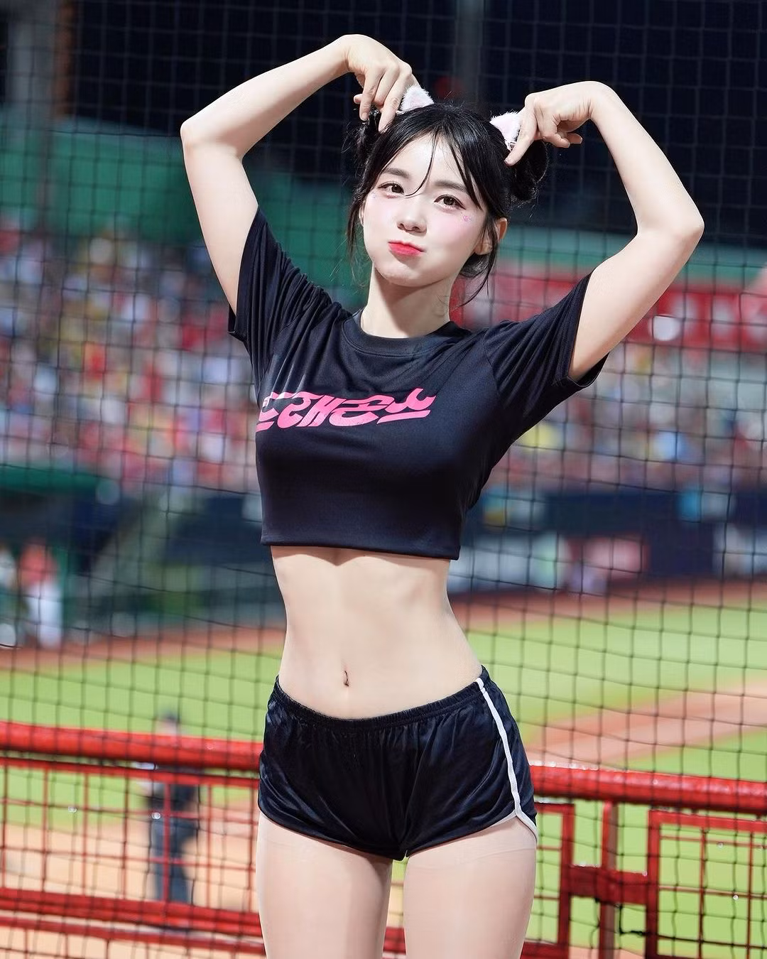 Thân hình "đẹp đến từng cen-ti-met" khiến người xem không thể rời mắt.