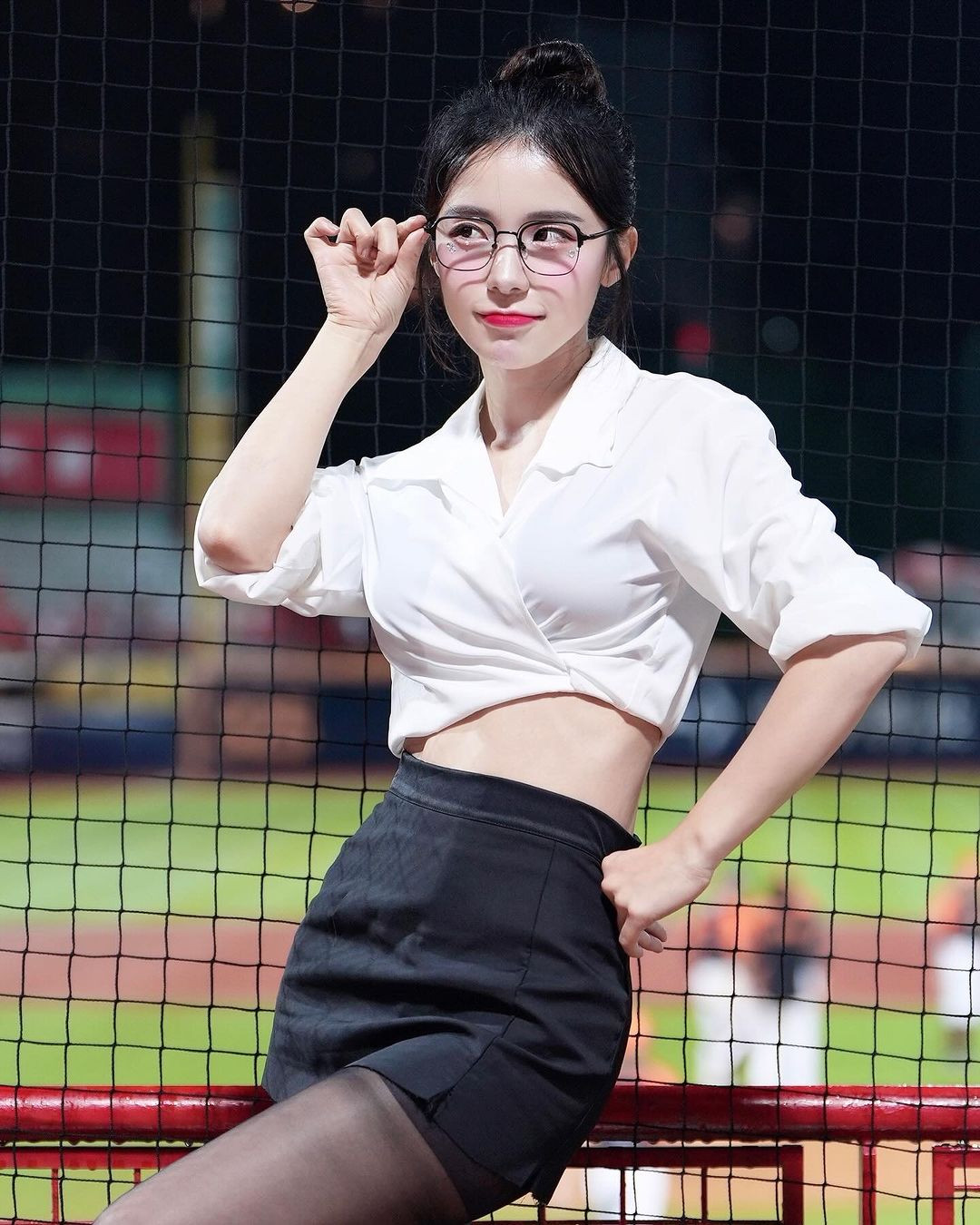 Cô nàng được nhiều netizen biết đến nhờ đoạn video ghi lại khoảnh khắc bất ngờ đứng dậy nhảy cổ vũ khi đang tranh thủ trang điểm lại.