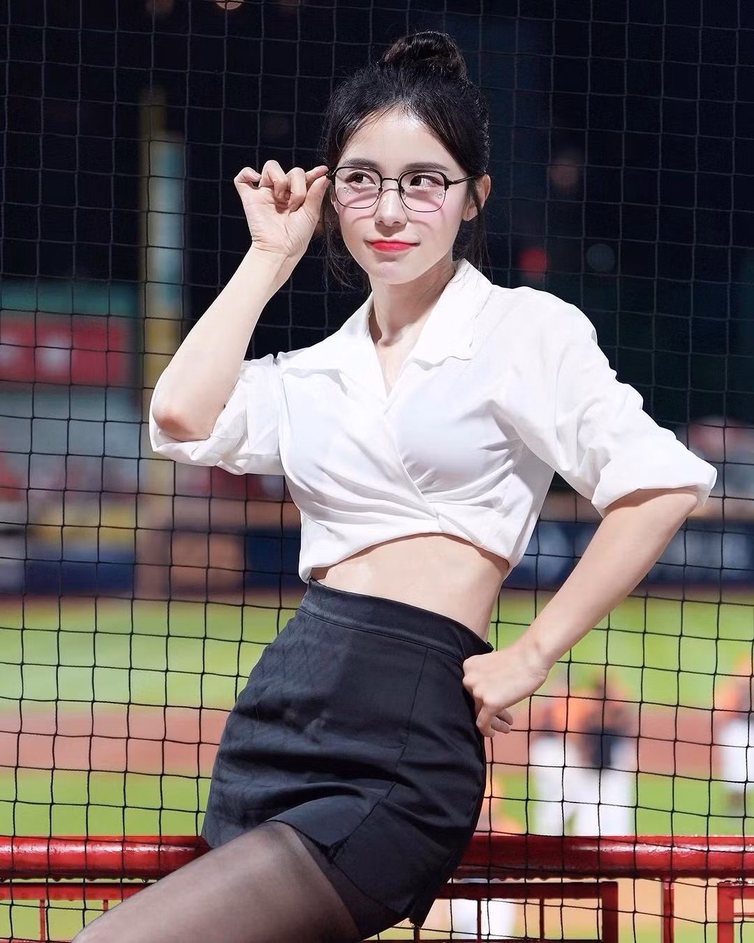 Cô nàng được nhiều netizen biết đến nhờ đoạn video ghi lại khoảnh khắc bất ngờ đứng dậy nhảy cổ vũ khi đang tranh thủ trang điểm lại.