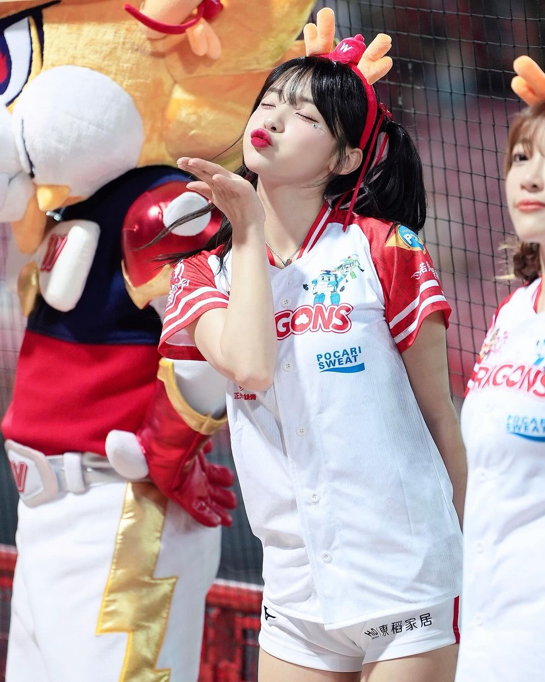 Không chỉ nổi tiếng ở Hàn Quốc, cô nàng cũng có tên tuổi nhất định ở xứ tỷ dân Trung Quốc nhờ một lần tham gia đội cổ vũ trong trận đấu bóng chày tại Trung Quốc.