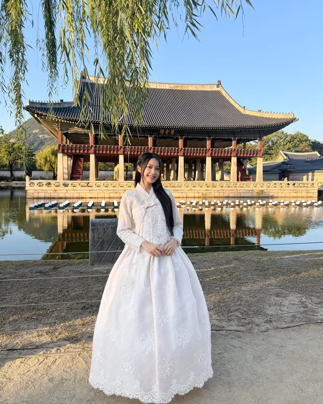 Dù mới sinh em bé, đang phải chăm con nhưng vợ Văn Hậu đã nhanh chóng lấy lại vóc dáng. Cô nàng luôn xinh đẹp mỗi khi xuất hiện.