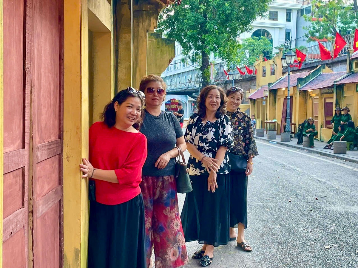 Người dân đến đây cũng sẽ được nghe, xem lại những thước phim quý giá về lịch sử Hà Nội qua màn chiếu được đặt ở trung tâm phố bích họa.