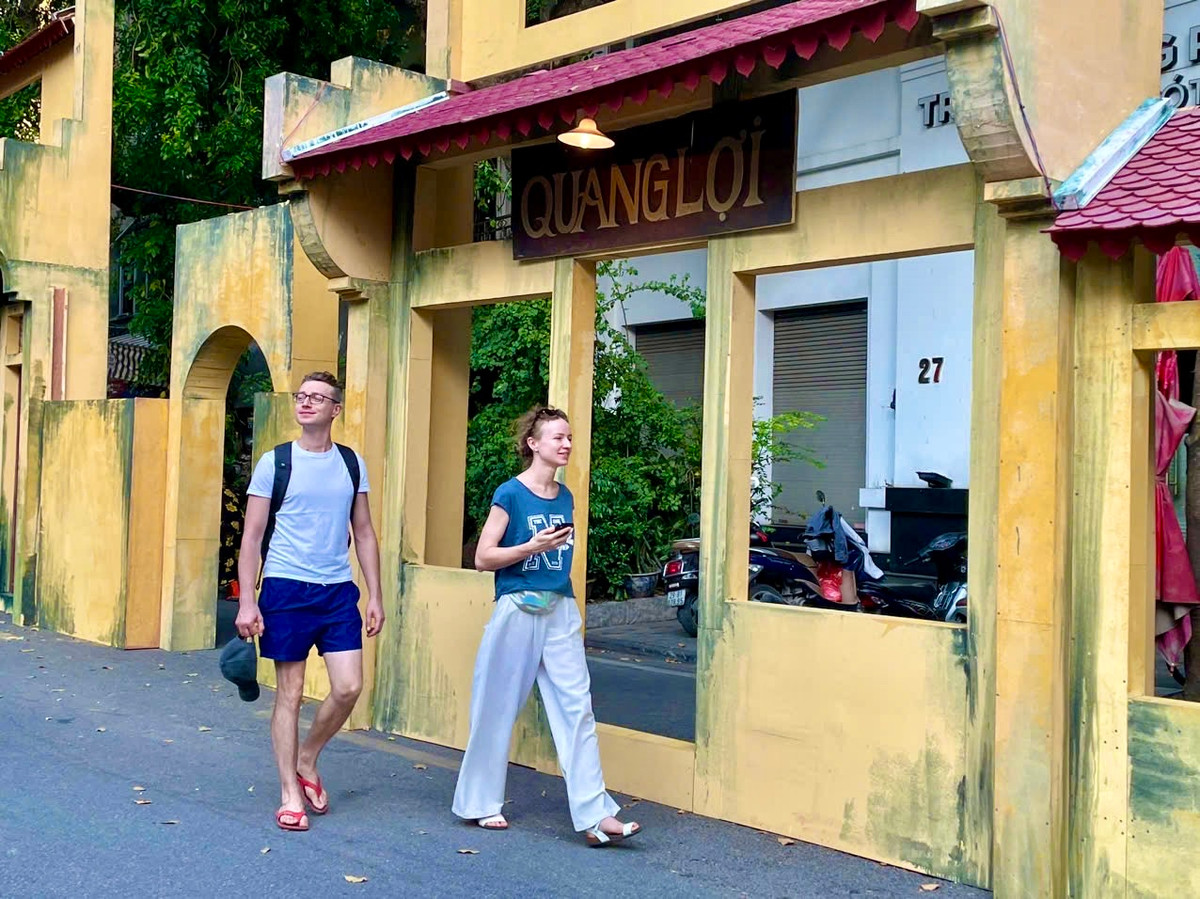 Không chỉ có người dân trong nước, nhiều khách du lịch nước ngoài cũng đến phố bích họa Phùng Hưng để tham quan, đồng thời tìm hiểu về lịch sử dân tộc, chiêm nghiệm về văn hóa con người và đất nước Việt Nam.