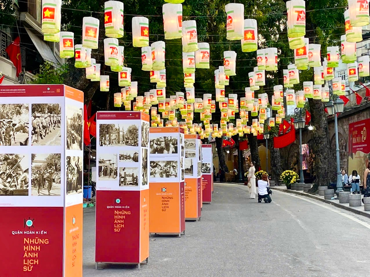 Dọc con đường dài 300m được "trang hoàng" bởi ất nhiều mô hình trang trí không gian phố cổ, cổng chào, cờ hoa, băng rôn, khẩu hiệu, và cả những thước phim tư liệu quý giá. Đặc biệt là những chiếc đèn lồng với hình in đặc biệt.