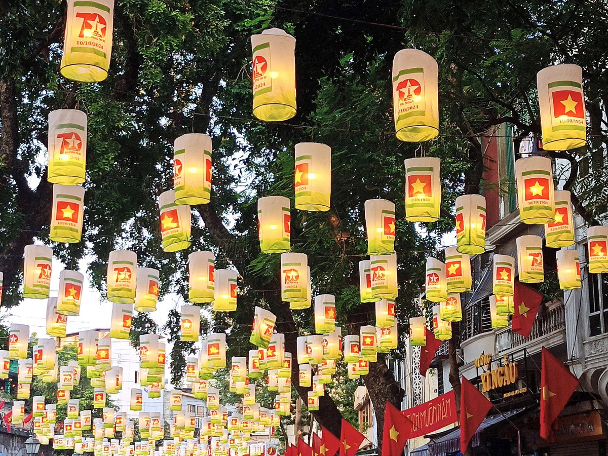 Nhiều người bày tỏ vô cùng thích thú với hình ảnh những chiếc đèn lồng treo lơ lửng vo cùng đẹp mắt.