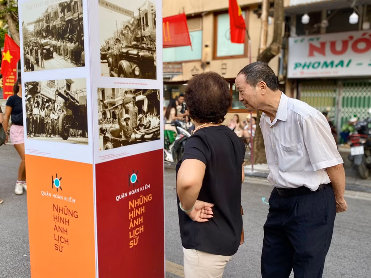 Dọc tuyến phố, triển lãm ảnh tư liệu "Quận Hoàn Kiếm - những hình ảnh lịch sử" đã đưa người tham quan sống lại thời khắc lịch sử quan trọng của Thủ đô. Nhiều người có tuổi đứng trầm ngâm nhìn những bức ảnh lịch sử, bồi hồi nhớ lại những ngày tháng xưa cũ của Thủ đô.