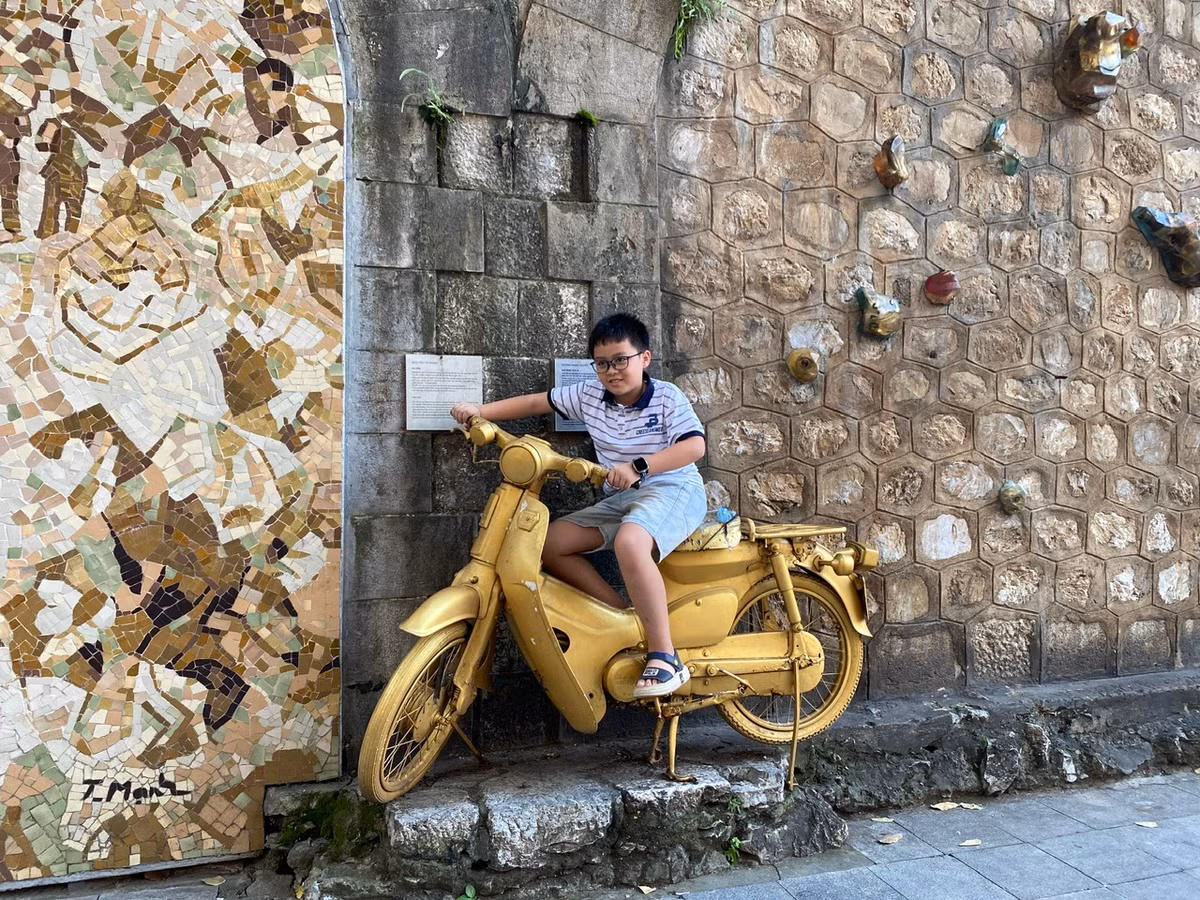 Những mô hình đồ vật cũ cũng được tái hiện trong không gian phố bích họa Phùng Hưng.