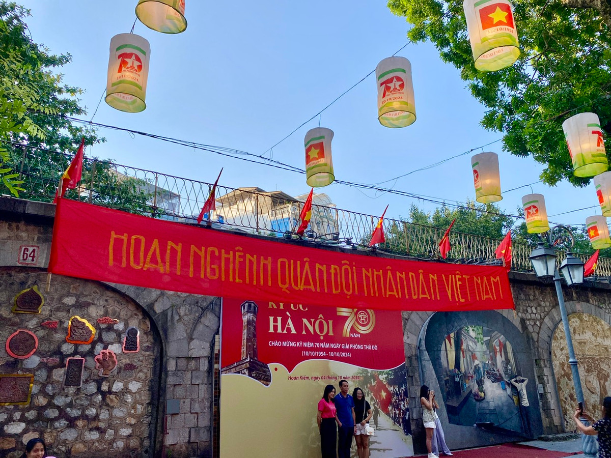 Không gian được trang hoàng rực rõ với những tấm băng rôn kiểu cũ, được viết bởi font chữ đặc biệt gắn với một thời lịch sử.