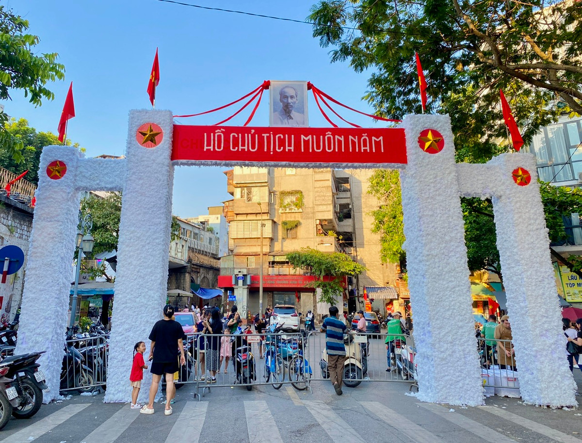 Ở phía 2 đầu con phố bích họa Phùng Hưng đã được dựng rào chắn, ngăn xe qua lại để người dân có thể đi bộ tham quan, nhìn ngắm, chụp ảnh.