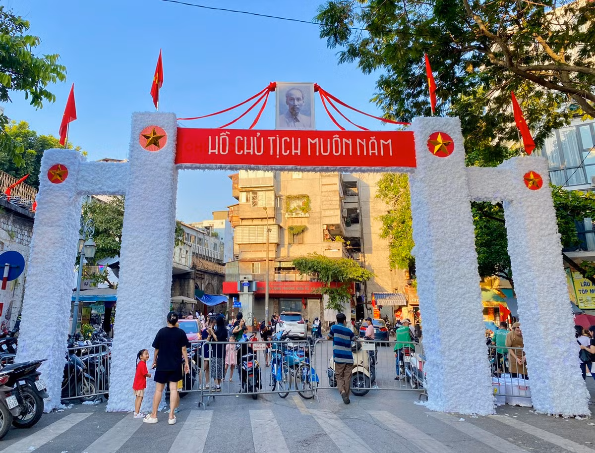 Ở phía 2 đầu con phố bích họa Phùng Hưng đã được dựng rào chắn, ngăn xe qua lại để người dân có thể đi bộ tham quan, nhìn ngắm, chụp ảnh.