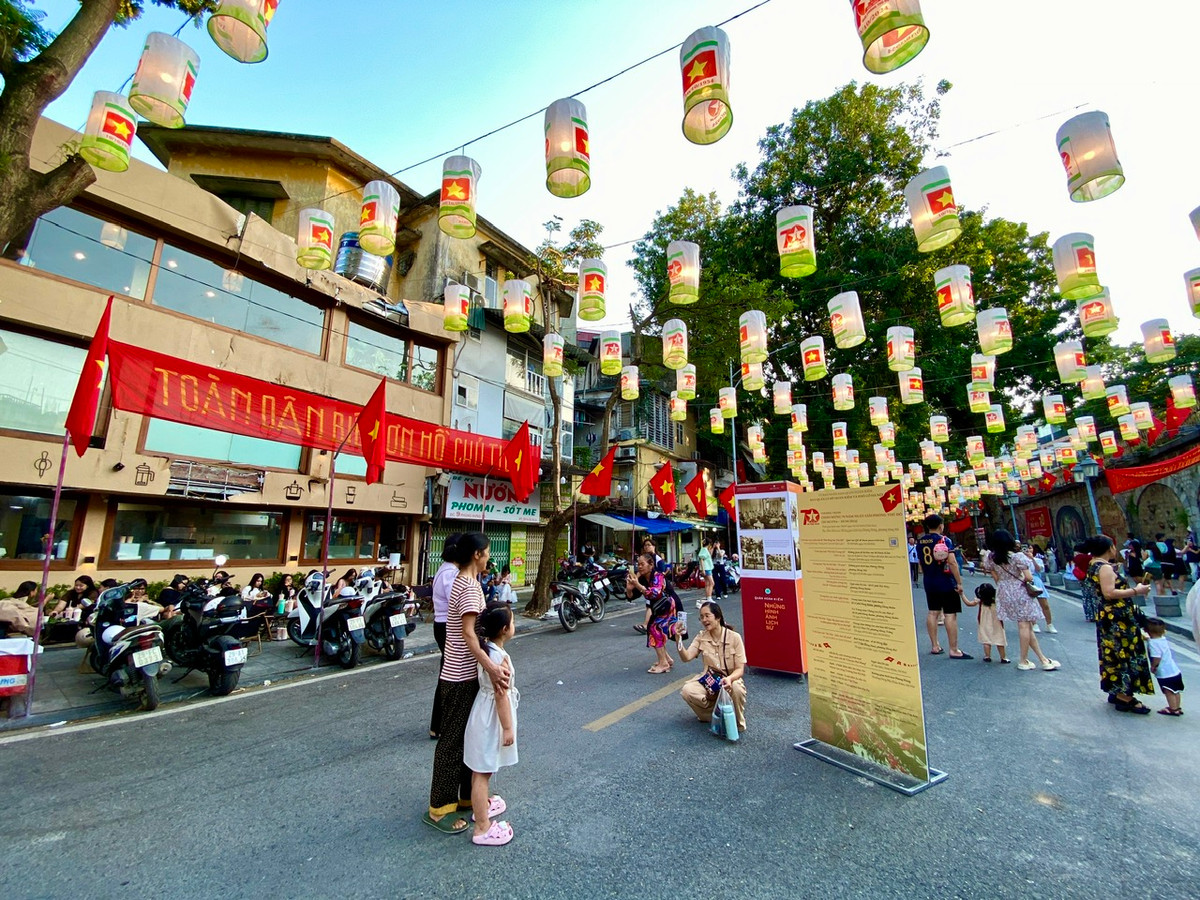 Suốt 1 tuần nay, con phố bích họa Phùng Hưng vào ban ngày gần như không lúc nào vắng người. Rất nhiều người dân ở Hà Nội cũng như du khách đã ghé đây để tham quan, sống trong không gian lịch sử bởi cả con phố đang diễn ra sự kiện trưng bày "Ký ức Hà Nội - 70 năm". Sự kiện này nằm trong khuôn khổ chương trình chào mừng 70 năm ngày giải phóng Thủ đô (10/10/1954 - 10/10/2024).