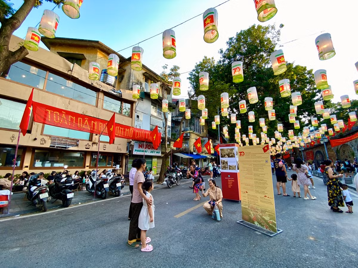 Suốt 1 tuần nay, con phố bích họa Phùng Hưng vào ban ngày gần như không lúc nào vắng người. Rất nhiều người dân ở Hà Nội cũng như du khách đã ghé đây để tham quan, sống trong không gian lịch sử bởi cả con phố đang diễn ra sự kiện trưng bày "Ký ức Hà Nội - 70 năm". Sự kiện này nằm trong khuôn khổ chương trình chào mừng 70 năm ngày giải phóng Thủ đô (10/10/1954 - 10/10/2024).