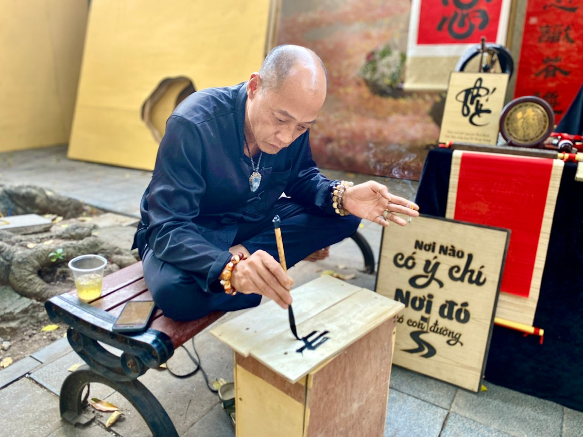 Một số nghề truyền thống, sản phẩm quà tặng du lịch hay các món ẩm thực đặc trưng của Hà Nội cũng được trưng bày.