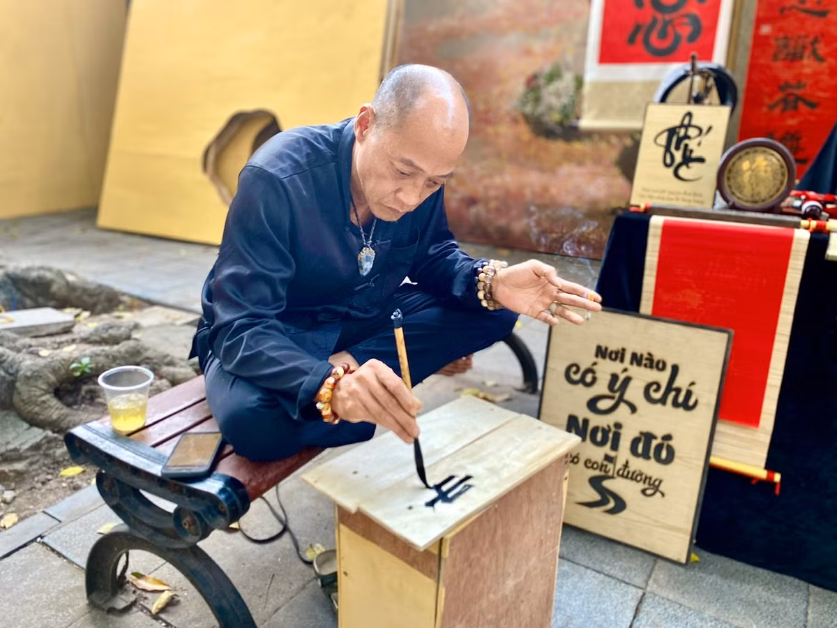 Một số nghề truyền thống, sản phẩm quà tặng du lịch hay các món ẩm thực đặc trưng của Hà Nội cũng được trưng bày.