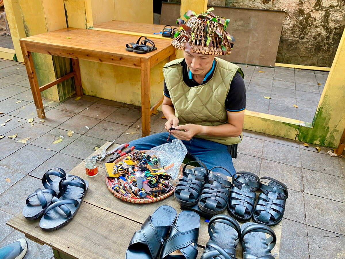 Khu vực làm dép lốp thu hút rất nhiều sự chú ý của người qua lại, với mô hình đôi dép cao su khổng lồ được đặt phía trước. Những chiếc dép lốp bé xíu theo dạng móc khóa được làm trực tiếp tại chỗ để du khách có thể ngắm nhìn.