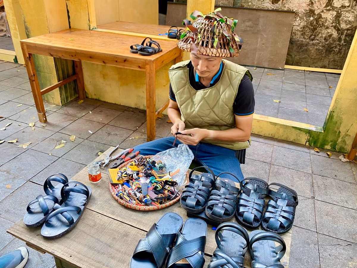 Khu vực làm dép lốp thu hút rất nhiều sự chú ý của người qua lại, với mô hình đôi dép cao su khổng lồ được đặt phía trước. Những chiếc dép lốp bé xíu theo dạng móc khóa được làm trực tiếp tại chỗ để du khách có thể ngắm nhìn.