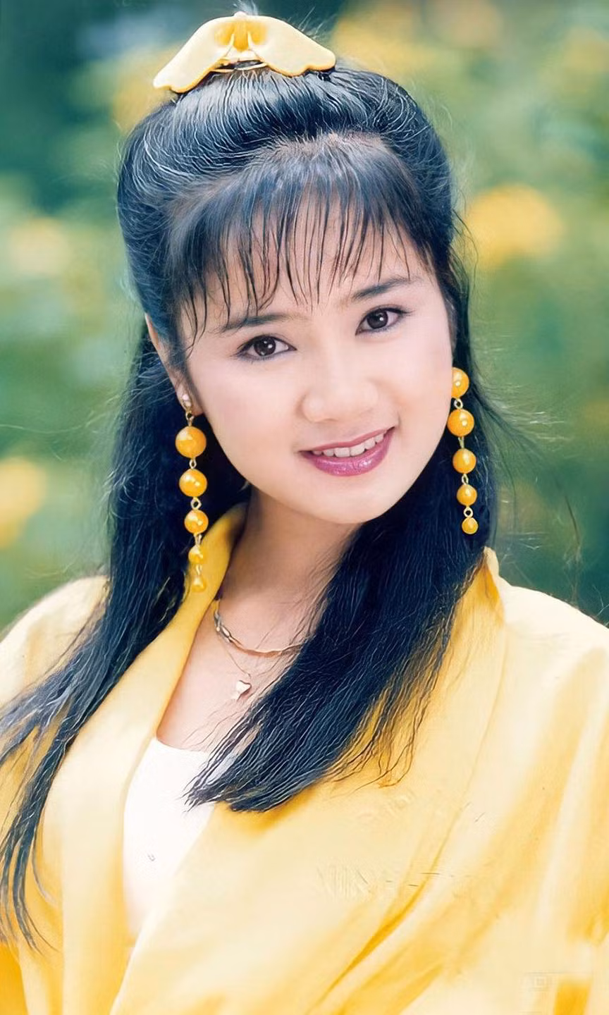 Trưởng thành từ Đoàn văn công Quân khu 2, NSND Thu Hà có bước ngoặt lớn khi về Hà Nội học tập. Năm 1989, chị được đạo diễn - NSND Hải Ninh mời đóng phim Đêm hội Long Trì.