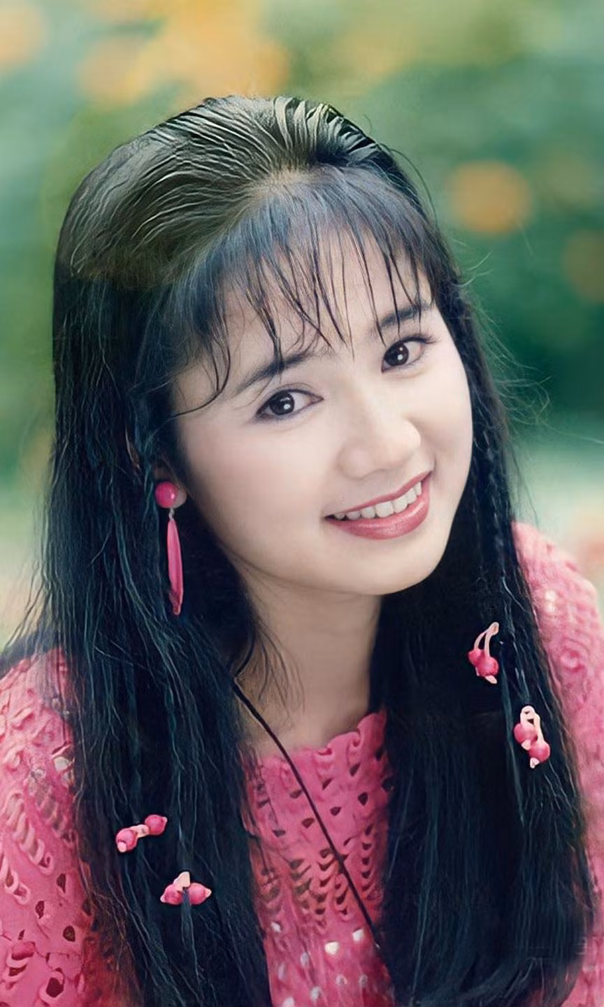 Thời trẻ, chị sở hữu vẻ đẹp trong trẻo, đài các khiến bao người mê đắm. Những đường nét trên gương mặt của nữ diễn viên đều đạt chuẩn danh xưng mỹ nhân thời bấy giờ.