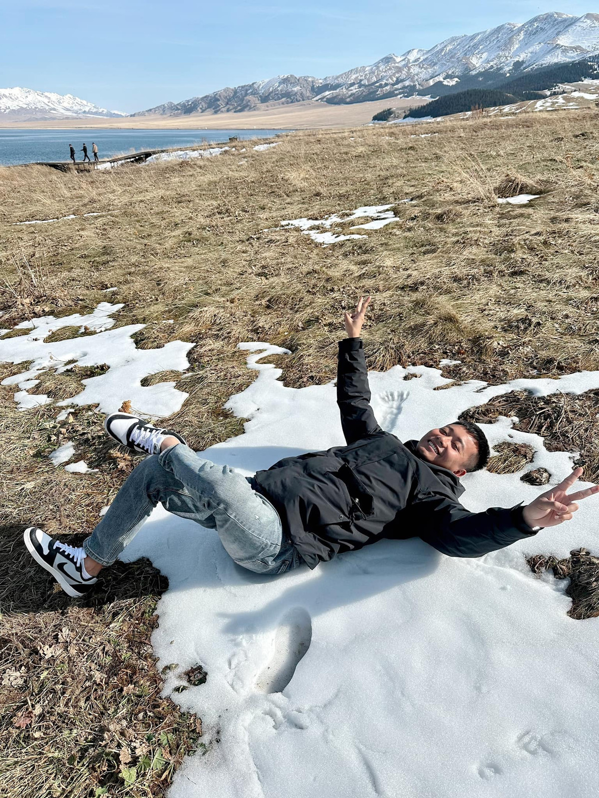 Nhiều người cũng không khỏi bật cười vì lối "sống chậm" của Quang Linh. Bởi vào cuối tháng 10 thì mùa đông đang chớm rồi chứ không còn là thu nữa, nhưng đến bây giờ anh chàng mới "chào thu".