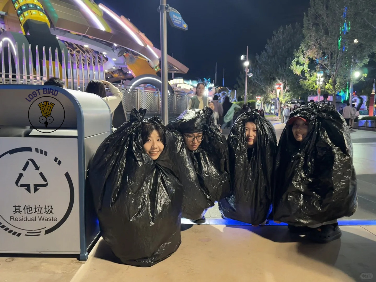 Một màn trang phục Halloween khác khiến nhiều người bật cười vì sự độc lạ. (Ảnh: Facebook)