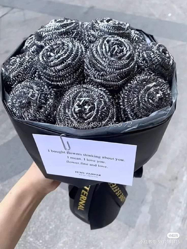 Vừa độc đáo lại vừa thiết thực, bó hoa làm từ những chiếc cọ nồi chắc chắn sẽ khiến chị em ấn tượng ngay khi vừa nhận được.